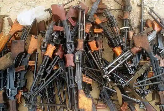 一名射手,配备m14/svd等精确射手步枪,以及一名训练有素,装备精良的