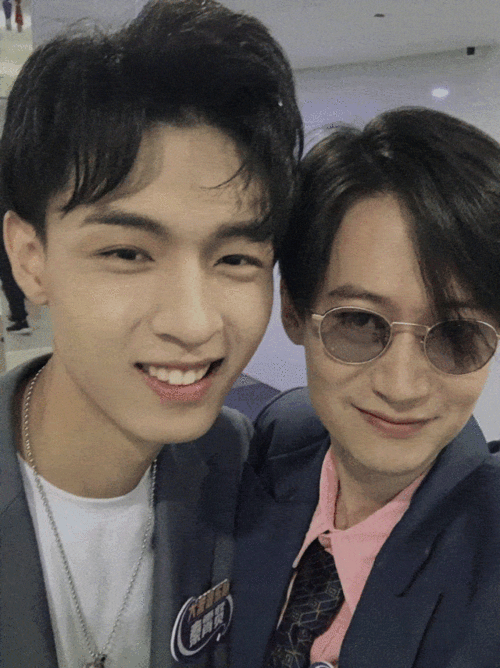 秦霄贤跨界亮相如何秒变摇滚低音主唱