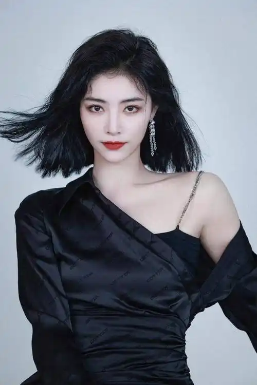 许佳琪黑裙造型酷飒风写真释出 ,短发红唇时尚魅惑