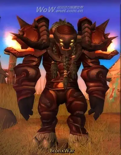 肩膀是巨龙之魂,战士的t13套装,散件应该有(简称ds)掉落的 双手剑也是