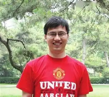 2009年,一位名叫李秋生的年轻教师同样成为媒体焦点,他正是当年北京