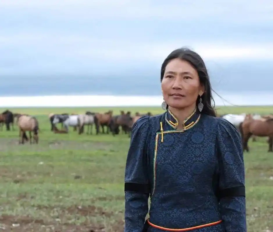 【美图】灵魂歌手乌仁娜高清美图精选,4月16日与您相约鄂尔多斯