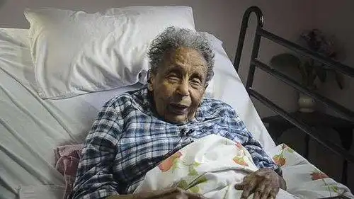 美国106岁老人苦等近90年收到高中毕业证(图)