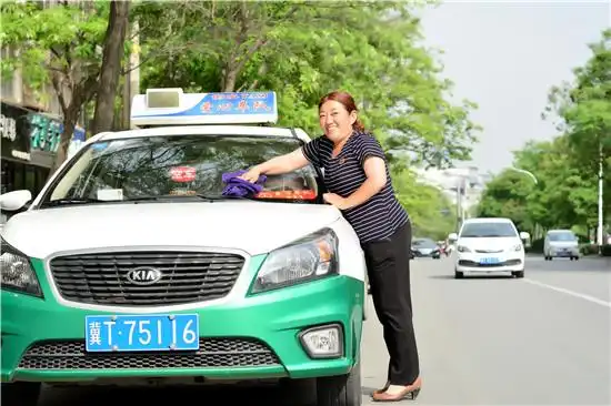 我叫袁春静,出生于1976年,是一名女出租车司机.