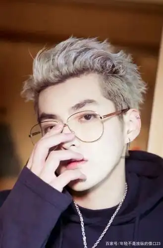 时尚搭配吴亦凡不朽颜值太棒了戴眼镜很迷人