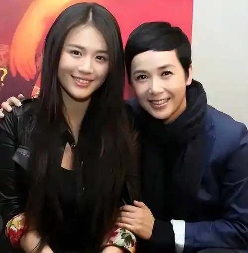 58岁蒋雯丽在英国被偶遇半隐退十分放松儿女双全不愧人生赢家