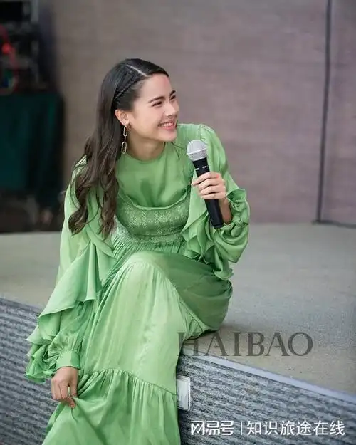 yaya是小编最喜欢的一个混血明星 ,高颜值,而且又是学霸,yaya在泰国