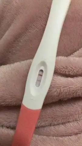 圈子 2018年10月 浇花的时候看见柜子上有个验孕棒,不知道咋想的,就拿