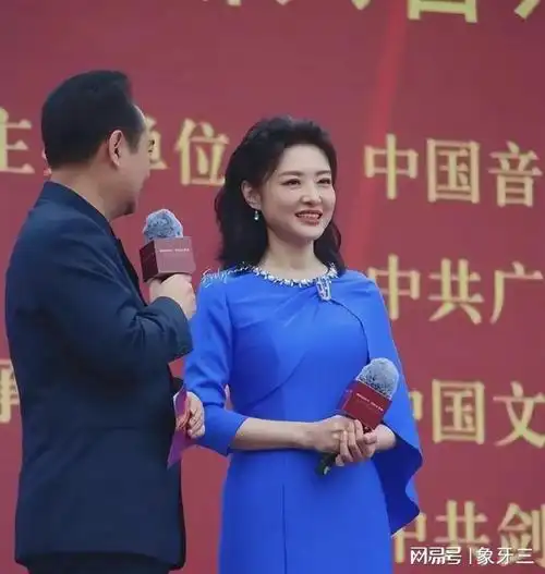 周涛重返主持舞台,搭档特型演员亮相,56岁周涛依旧气场十足