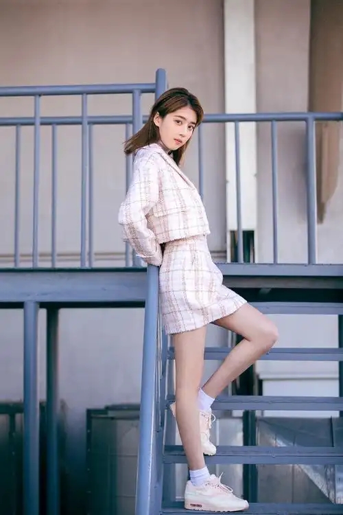 李凯馨初冬写真曝光 小香风花式毛呢套装彰显少女的浪漫