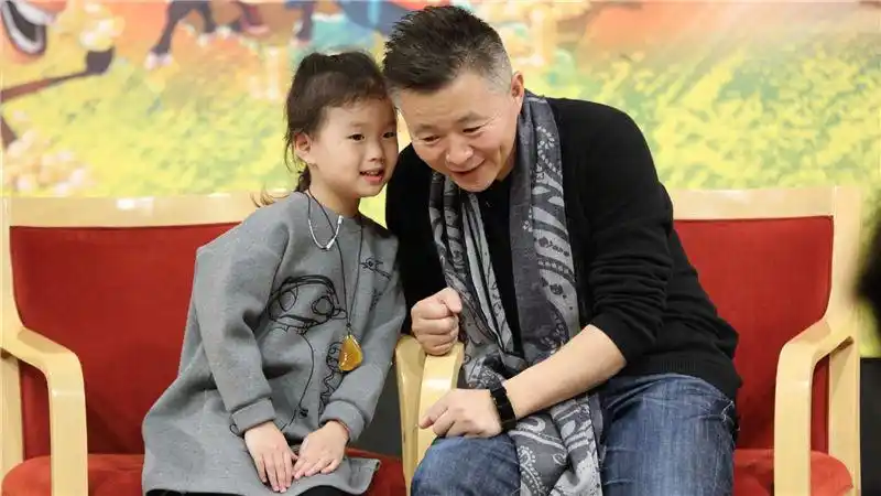 王宏伟给女儿讲新智慧故事