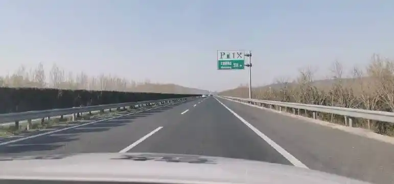 早晨7点的威青高速公路阳光明媚路向远方