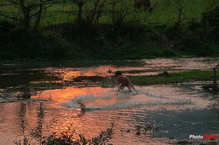 戏水的孩子们14 - 作品交流 - 佳友在线摄影网