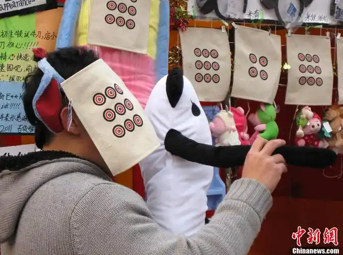 北京石景山游乐园洋庙会的摊位上,《让子弹飞》中的"麻匪面具"正在