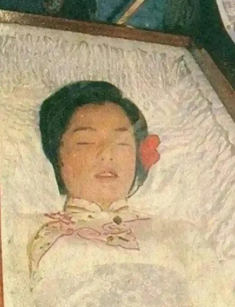 在盖棺的时候,汤镇业以发妻之礼向翁美玲致敬,表达怀念之情.