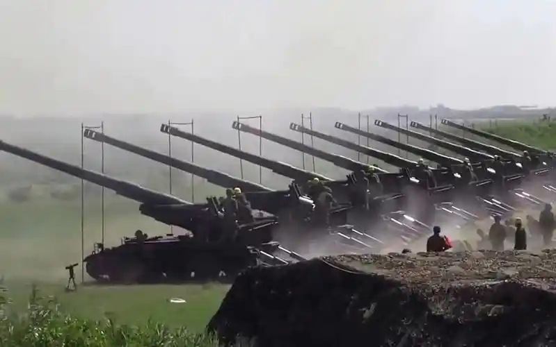 m110a2 203mm自行榴弹炮操演