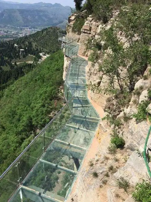 济南这个山崖玻璃栈道 你敢走吗?