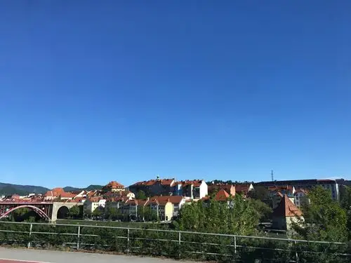 红瓦白墙,很雅致的房屋