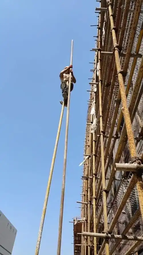 农民工小伙,在工地秀了一下,千万不要模仿,这是干活锻炼出来的