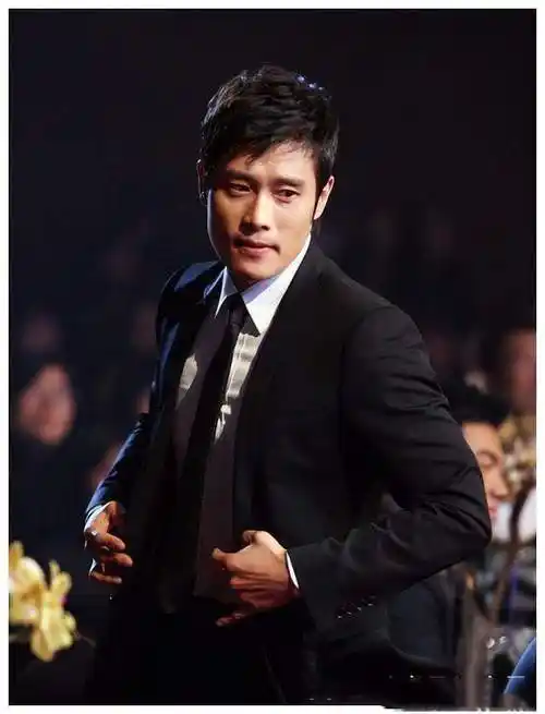 李秉宪——好恶心一男的!出轨后携孕妻向公众道歉,把小三送监狱