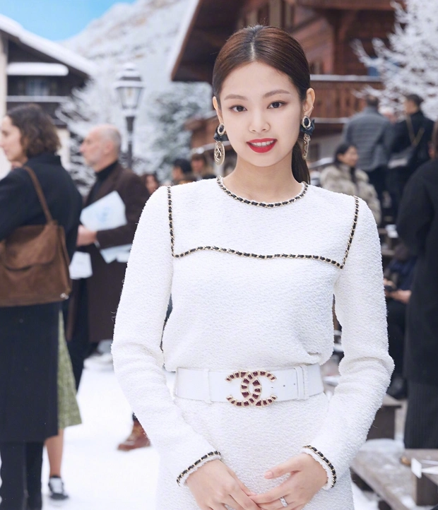 jennie最新街拍,黑西装配白半裙尽显韩范,"月亮"发带格外吸睛