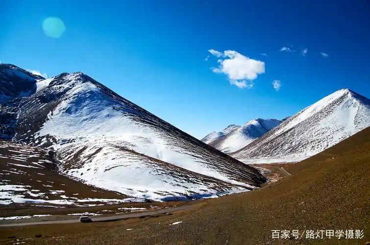 抬头看天,低头看水,远处看念青唐古拉山,这就是纳木错