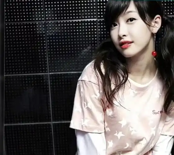 宋茜早年的照片跟宁宁真的好像啊长相大气的美女