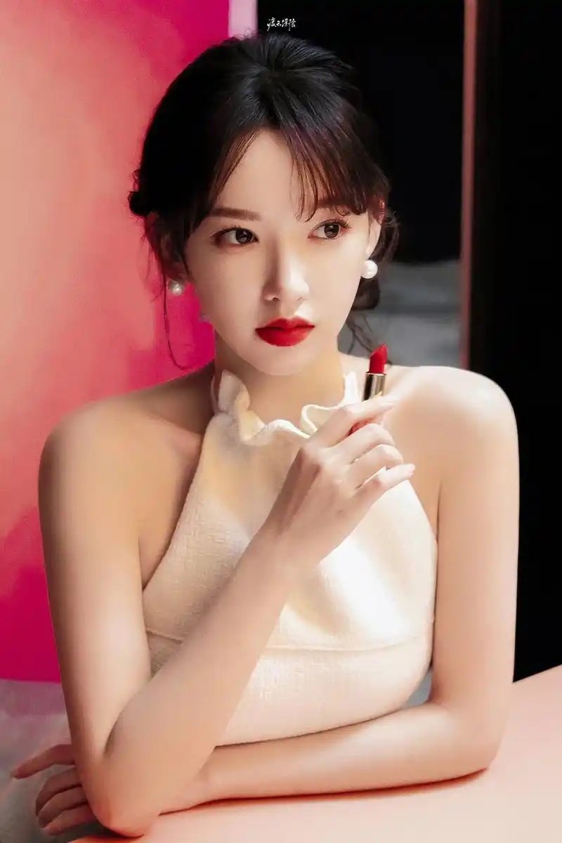 程潇红唇香肩性感写真