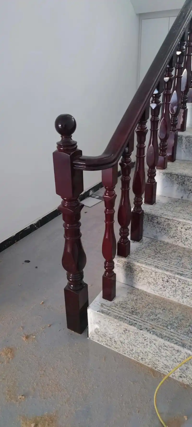 实木楼梯扶手 #施工现场实拍 又安装好一家的活.感谢新老客 - 抖音