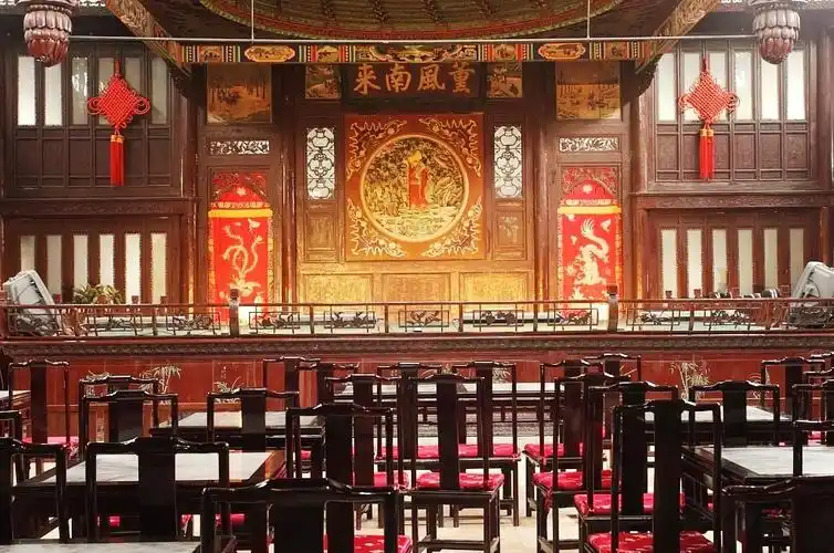 美食荟萃的演艺秀场大戏楼坐落于北京东五环路京城梨园公园内.