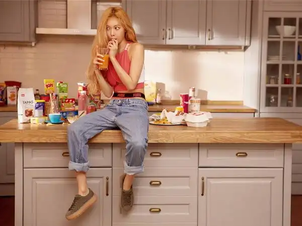 金泫雅高衩泳装配puma厚底运动鞋性感指数200