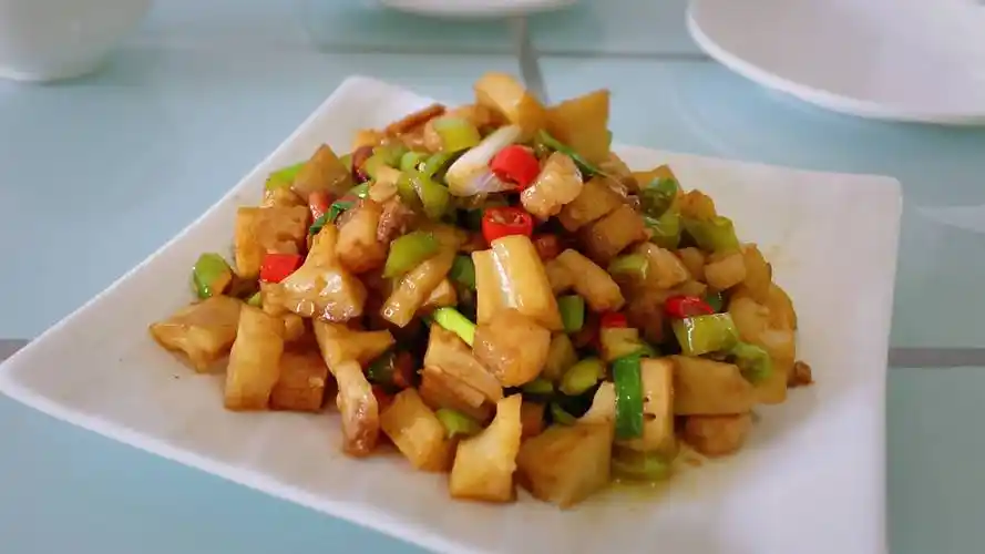 秋冬吃藕胜过吃肉,这道辣炒藕丁,香辣脆爽营养美味,太过瘾啦!