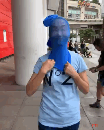 惠英红戴丝袜头套出门 网友:会不会有人以为是劫匪?