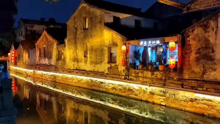 美得过分了,天空是深蓝色#苏州平江路#景点打卡#古镇夜景