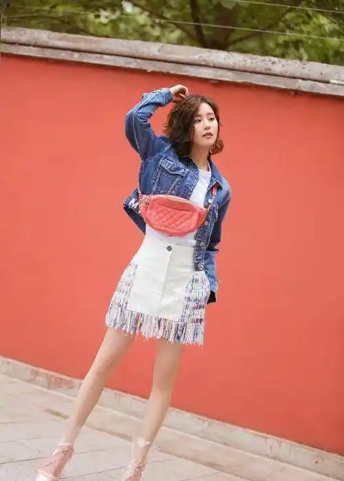 原创33岁辣妈刘诗诗街拍流苏短裙可甜可盐波波头发型时髦减龄