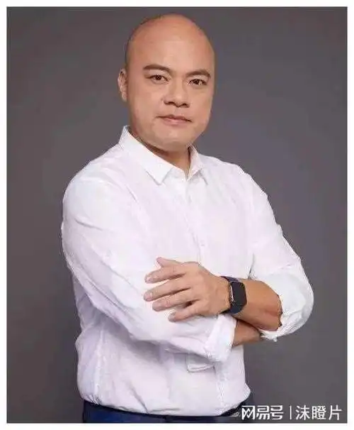 主持人卢俊宇的家庭悲喜剧:父母接连离世,和老婆生育一对儿女