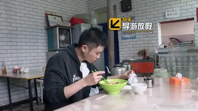 导游王勉独自吃面,看到鹿晗他们在干啥,太可怜了吧!
