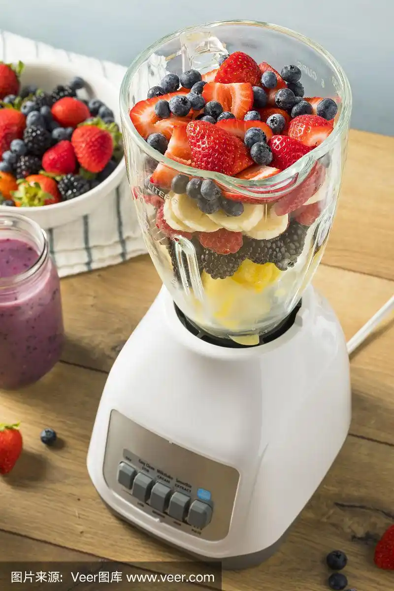 搅拌机里的有机健康水果