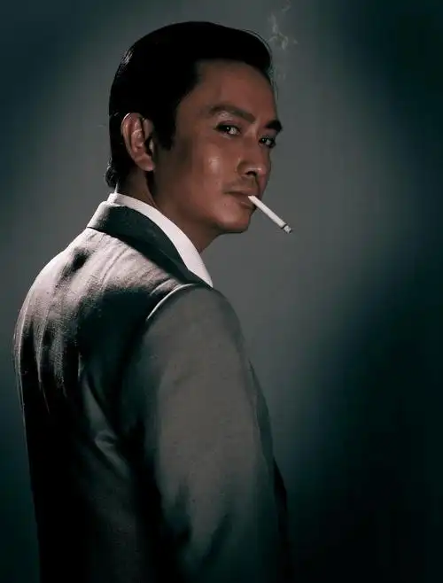 57岁谢君豪:曾击败张国荣夺影帝,为救小女孩惨遭毁容