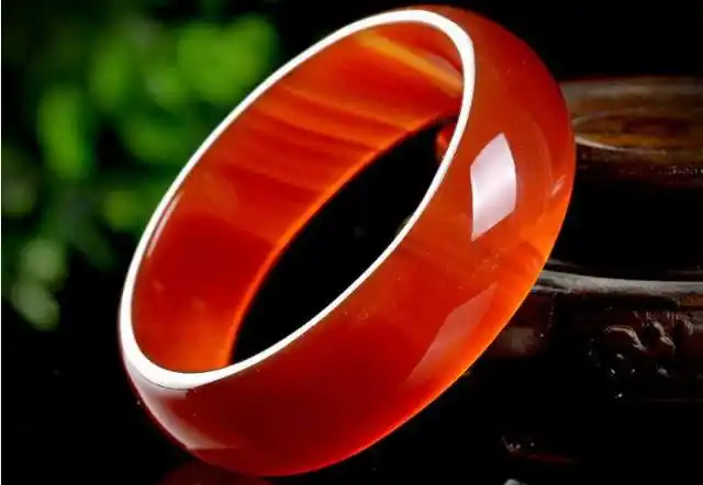 红翡翠手镯的功效与作用,哪些人适合佩戴红翡翠