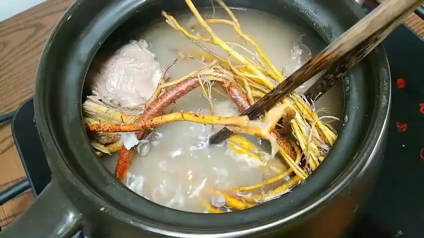 广东靓汤,#黄金五指毛桃猪骨汤#秋天喝的汤