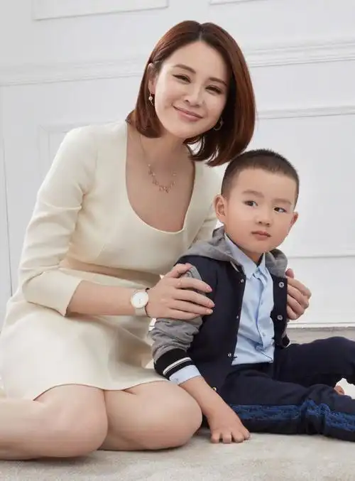 佟大为的老婆佟大为妻子关悦携儿女拍大片