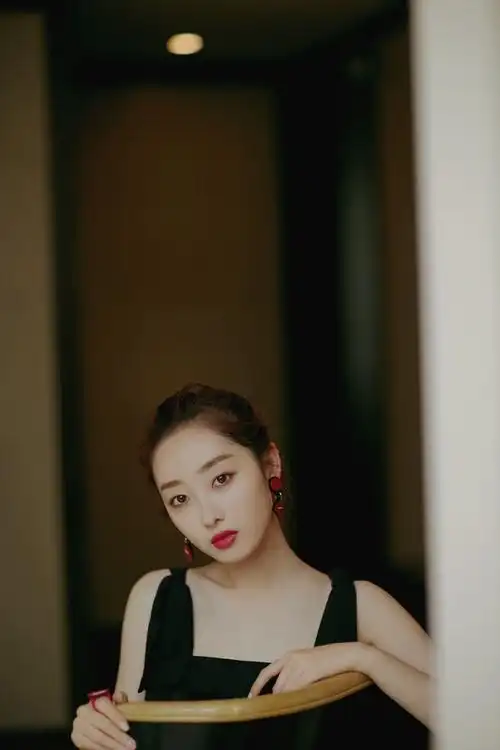 蒋梦婕性感黑裙活动照图片