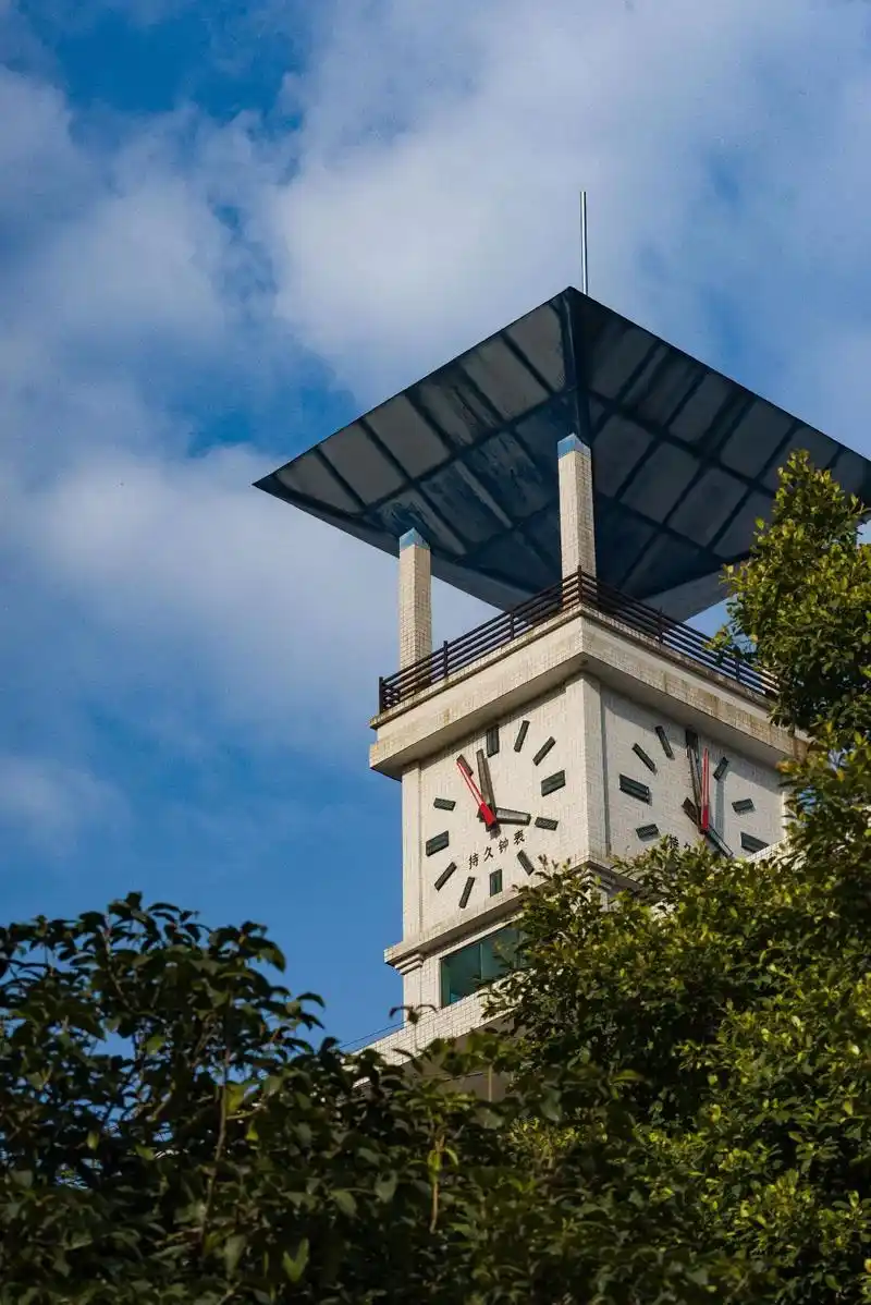 河池高中 很幸运我记录下了我的三年,那是十分钟都能睡一觉的 - 抖音