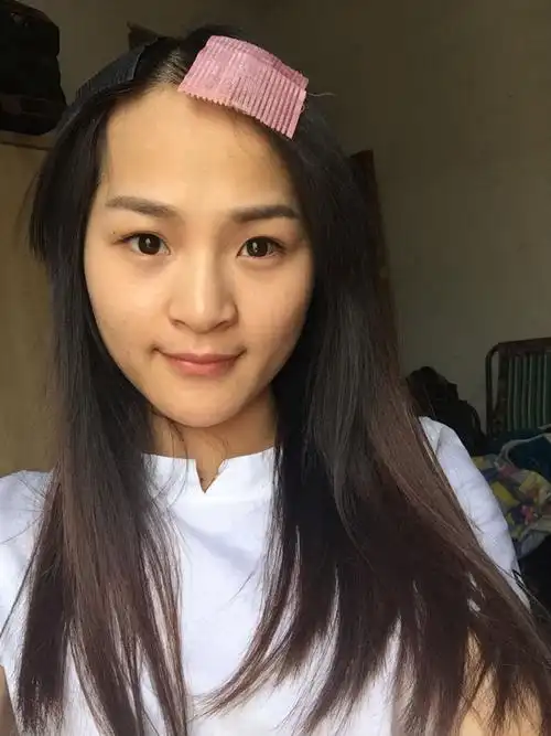这个女人鼻子塌的吗?