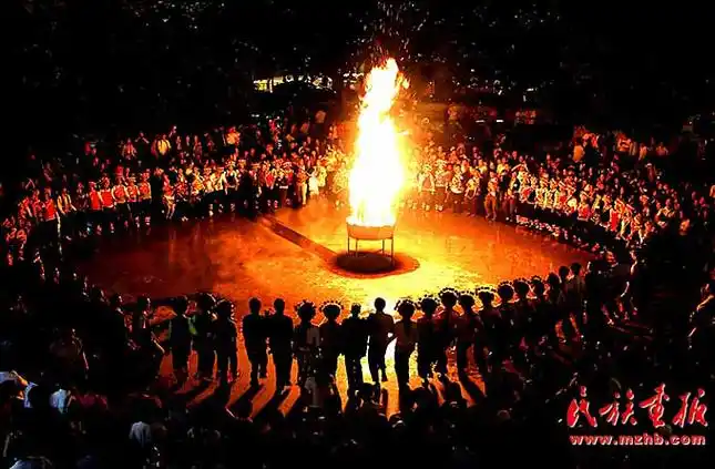 彝族火把节吸引了各族群众,很多人从全国各地赶来,参与活动(郑建民