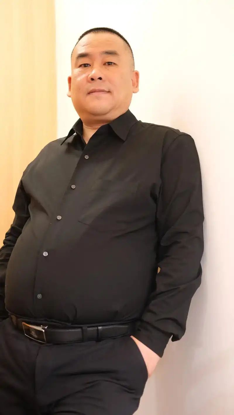 久违的黑衬衫  #儒雅中年 #大叔也疯狂 #男人不用太帅像爷 - 抖音