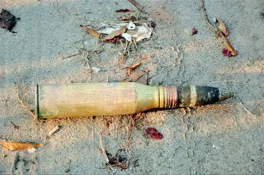 长江边现高射炮弹 民警穿70斤排爆服安全引爆