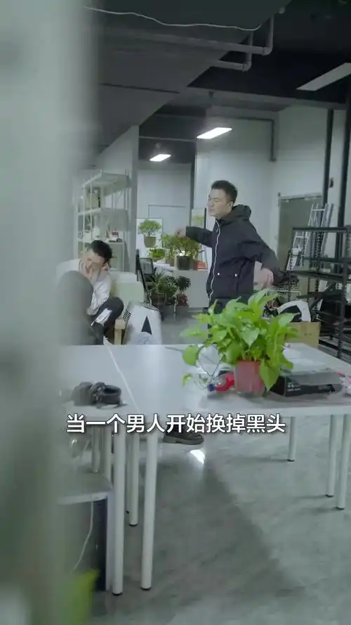 当一个男孩子把黑头换了动态一干二净情绪隐藏的很好