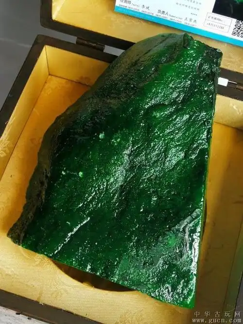 帝王绿和祖母绿哪个贵_祖母绿与帝王绿翡翠原石_翡翠祖母绿与帝王绿